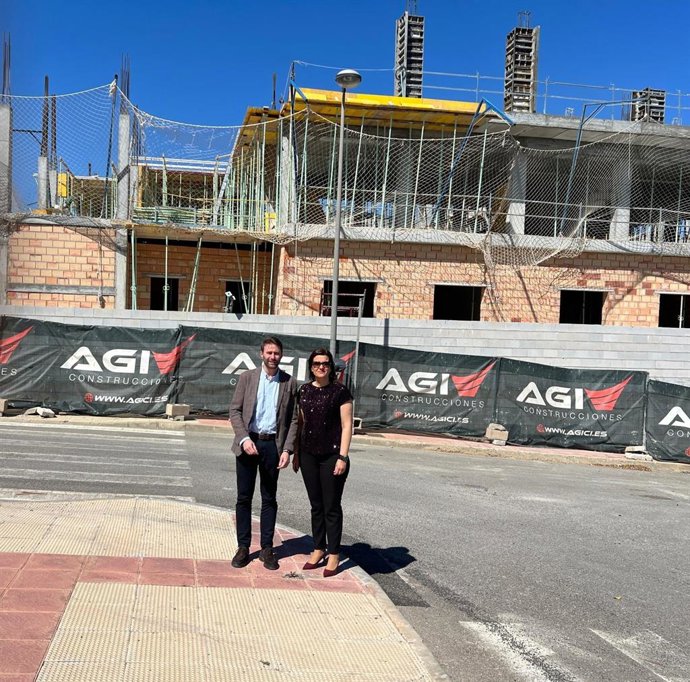 El delegado territorial de Inclusión Social en Almería y la alcaldesa de Benahadux visitan las obras de la residencia de mayores.