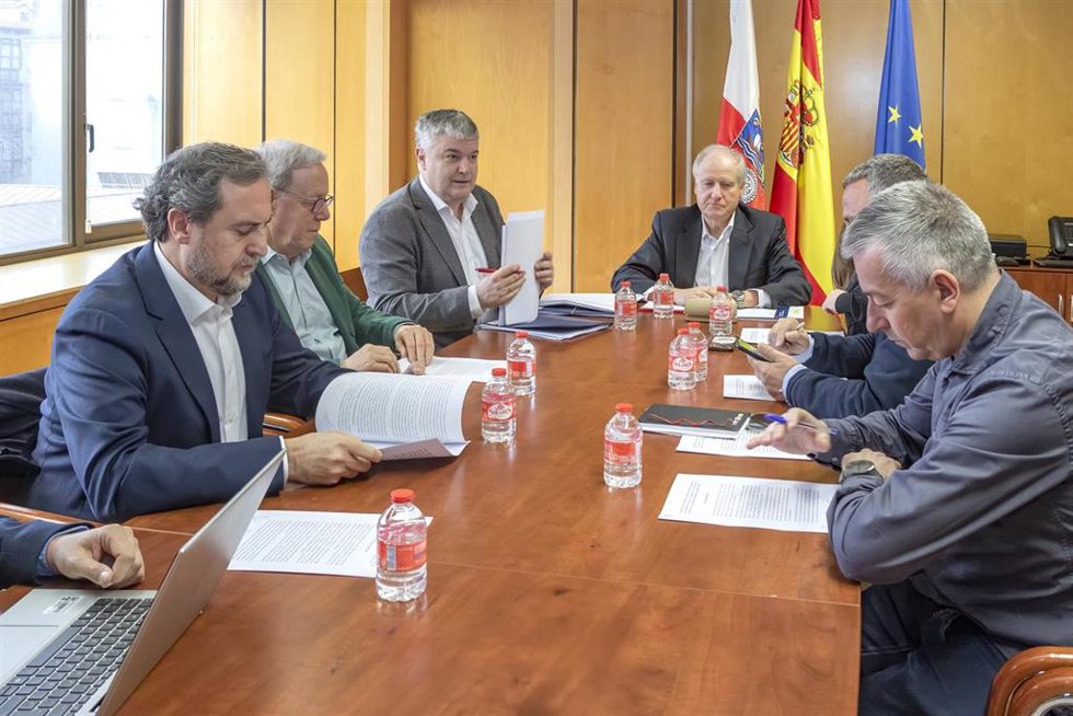 Los consejeros de Economía, Hacienda, Fondos Europeos y Financiación Autonómica, Luis Ángel Agüeros, y de Industria, Empleo, Innovación y Comercio, Eduardo Arasti, asisten a la Comisión Permanente del Consejo de Diálogo Social.