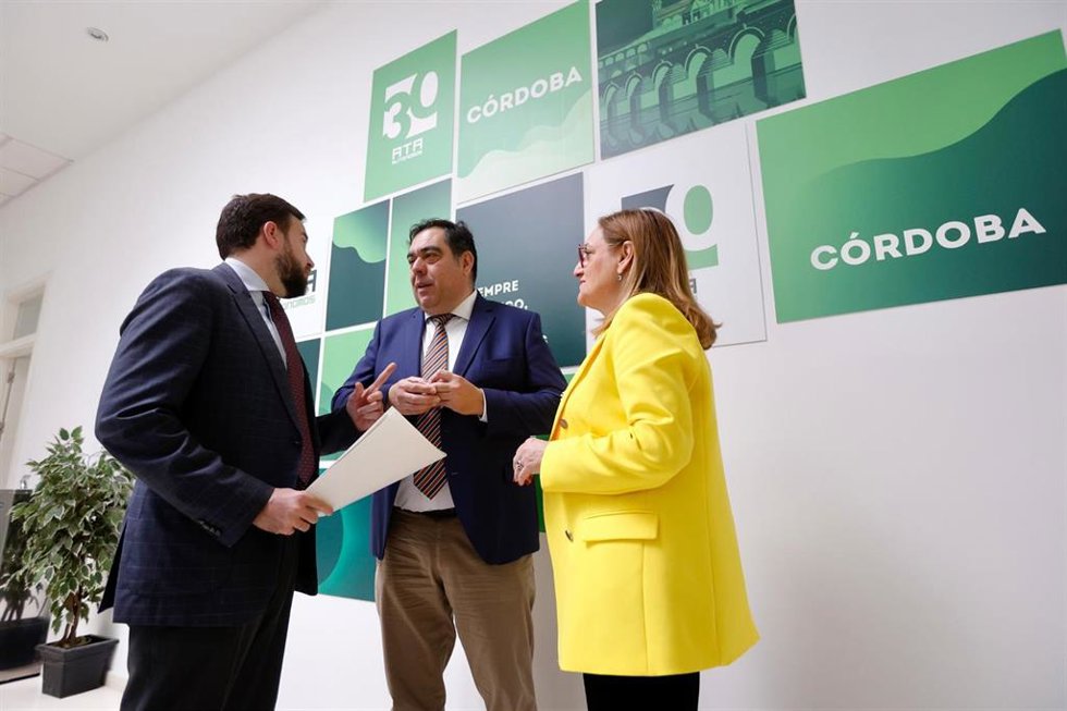 Rafael Amor (centro) habla con Agustín López, junto a Natalia Márquez.