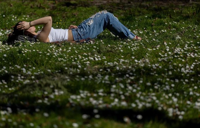 Una persona tumbada al sol, a 17 de marzo de 2026, en Madrid (España). La primavera de 2026 --es decir, los meses de marzo, abril y mayo-- probablemente sea más cálida de lo normal en España. Así lo ha expresado el pasado jueves el portavoz de la Agencia 