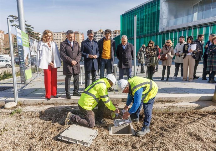 El presidente del Gobierno de La Rioja, Gonzalo Capellán (3i); el alcalde de Logroño, Conrado Escobar (2i); y la consejera María Martín (i), durante el acto simbólico de colocación de la primera piedra del centro 'Adoración Sáenz'