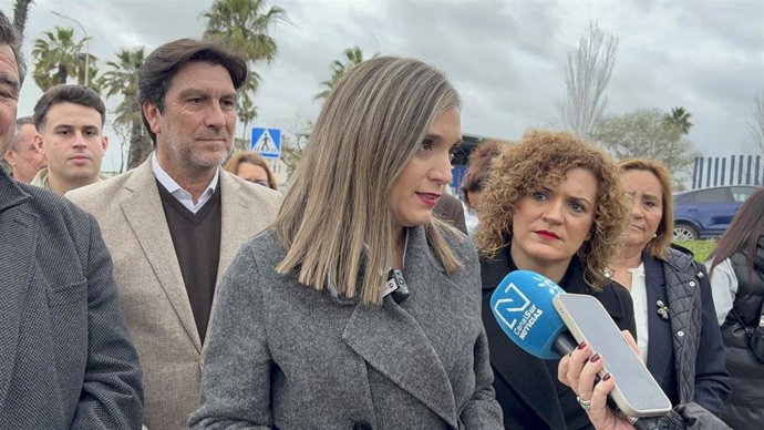 La vicesecretaria general del PSOE-A, María Márquez, atiende a los medios en Huelva.