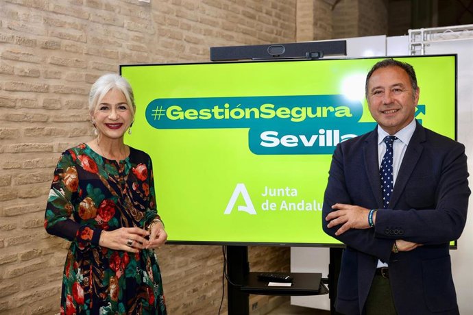 La consejera de Cultura y Deporte, Patricia del Pozo, y el delegado de la Junta de Andalucía en Sevilla, Ricardo Sánchez.