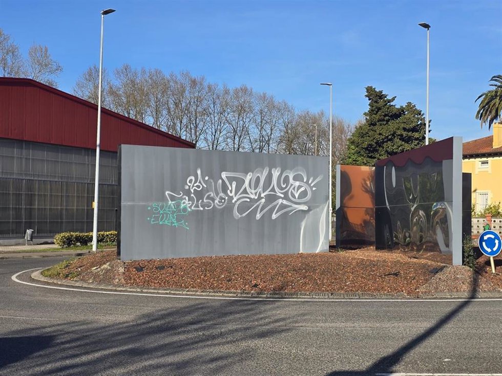 Pintadas vandálicas en la escultura de Pedro Croft en el Bulevar Ronda de Torrelavega