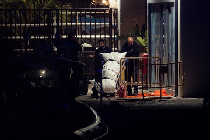 Dues persones traslladant el cadàver del noi desaparegut