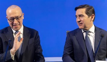 Archivo - El presidente de BBVA, Carlos Torres Vila (d), y el consejero delegado, Onur Genç (i), presentan los resultados financieros correspondientes al ejercicio 2025, a 5 de febrero de 2026, en Madrid (España). 