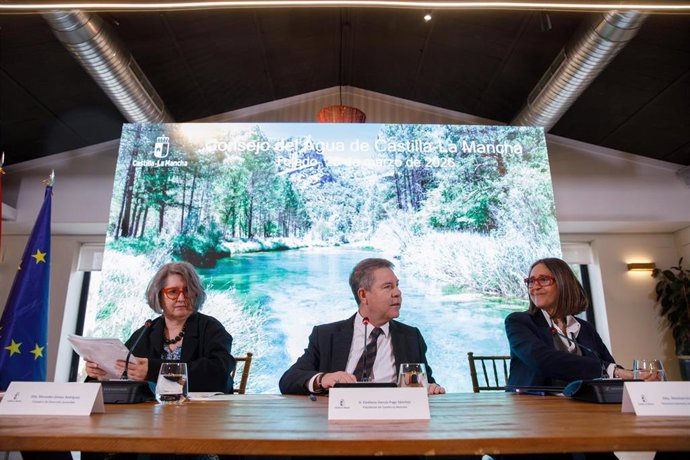 El jefe del Ejecutivo regional de Castilla-La Mancha, Emiliano García-Page, preside, en Toledo, el Consejo del Agua de Castilla-La Mancha.