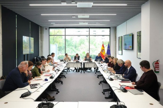 Archivo - Foto de archivo del Ministerio de Función Pública y representantates de las organizaciones sindicales CCOO, UGT y CSIF. 