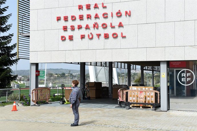 Archivo - March 20, 2024, Madrid, Spain: A member of a security company seen standing outside the Spanish Football Federation's premises during a Police raid at the Spanish Football Federation (RFEF), in Las Rozas.
