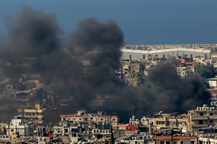 Archivo - Arquivo - Imagem de arquivo de uma coluna de fumaça após um ataque de Israel contra o sul de Beirute, capital do Líbano.