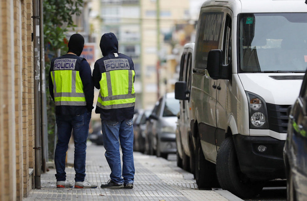 Archivo - Agentes de la Policía Nacional en un operativo contra el narcotráfico en Huelva
