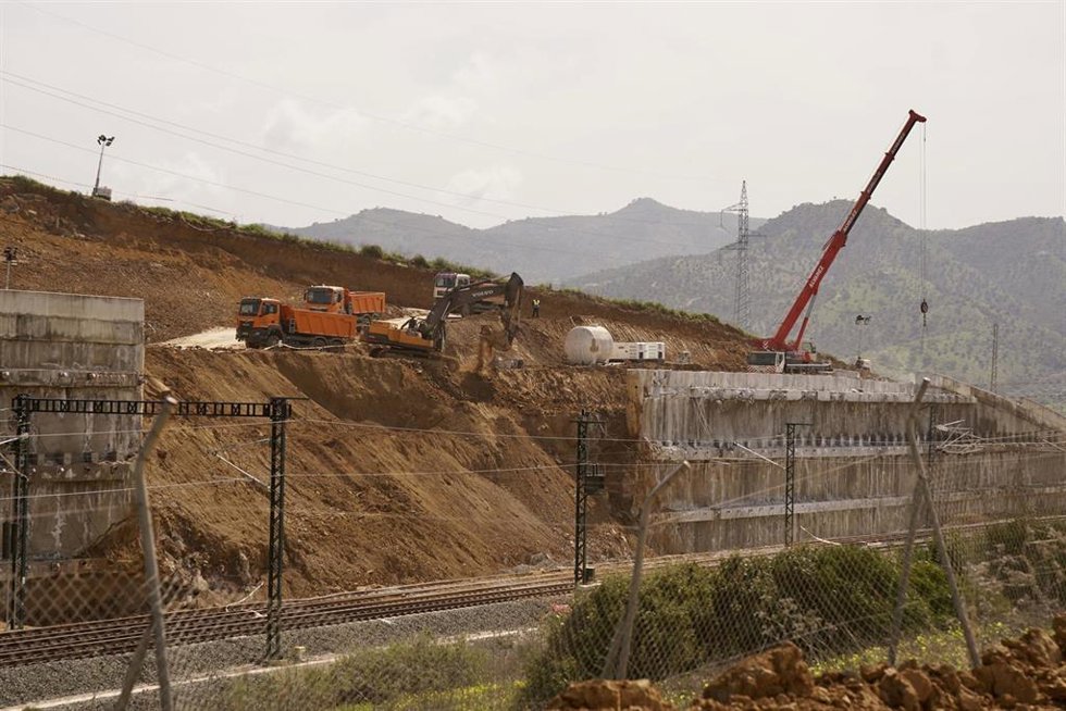 Imagen de las obras de emergencias sobre el talud que se vio gravemente afectado por el pasado temporal a su paso por Álora (Málaga) y que mantiene sin servicio directo la conexión del AVE Madrid-Málaga a las puertas de Semana Santa.