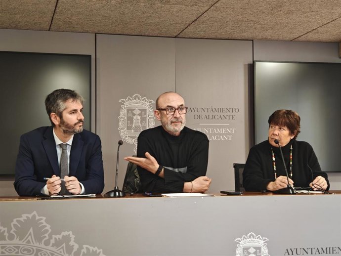 El portavoz de EU-Podem en el Ayuntamiento de Alicante, Manolo Copé (c), junto a la coordinadora de EU Alacant, Lucía Ibáñez (d), y el abogado Joan Petruschansky (i), en una rueda de prensa celebrada el 20 de marzo de 2026 en el consistorio