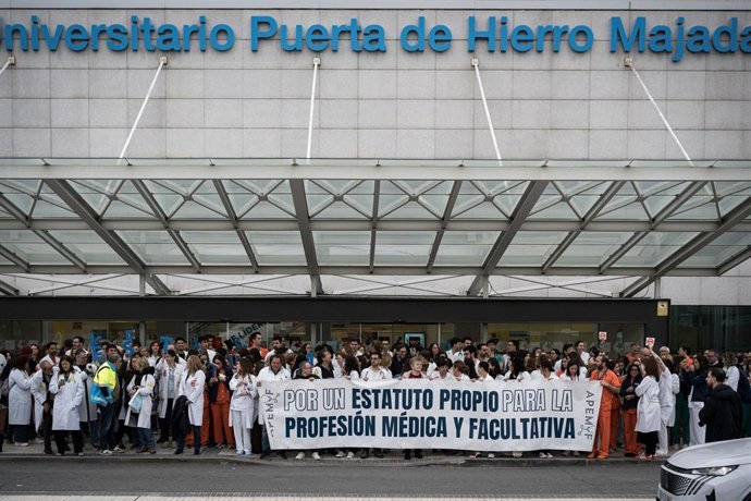 Varias personas durante una concentración, frente al Hospital Universitario Puerta del Hierro, a 20 de marzo de 2026