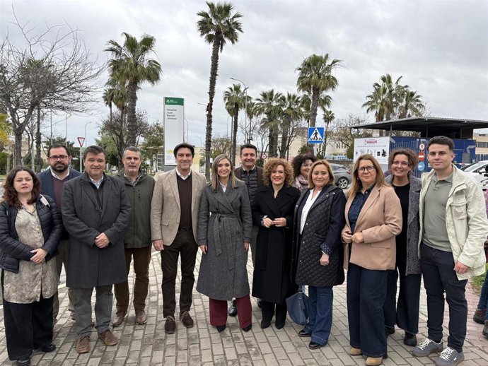 La vicesecretaria general del PSOE-A y portavoz del Grupo Parlamentario Socialista, María Márquez, junto a otros representantes socialistas, en el Hospital Juan Ramón Jiméne.
