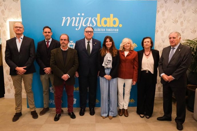 El consejero de Turismo y Andalucía Exterior, Arturo Bernal; la alcaldesa de Mijas, Ana Mata, y el concejal de Turismo, Francisco Jerez, participan en el acto de constitución de la Mesa del Turismo de Mijas.
