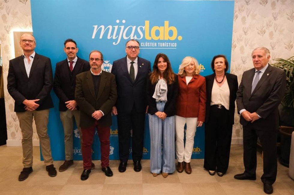 El consejero de Turismo y Andalucía Exterior, Arturo Bernal; la alcaldesa de Mijas, Ana Mata, y el concejal de Turismo, Francisco Jerez, participan en el acto de constitución de la Mesa del Turismo de Mijas.