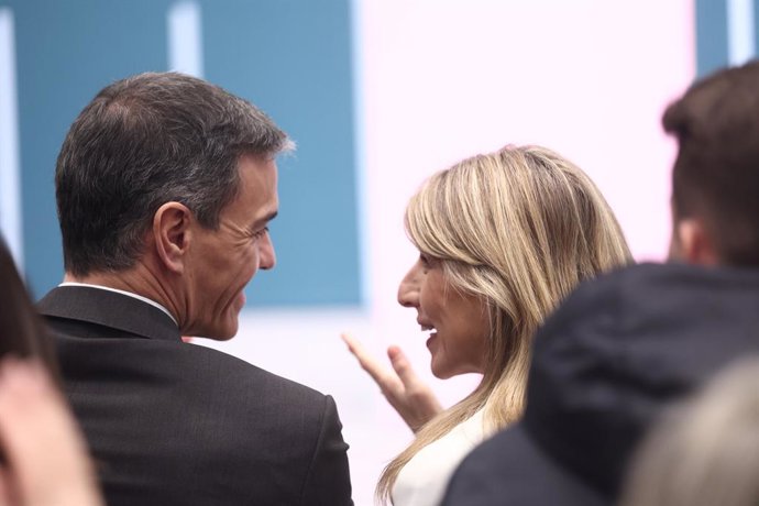 Archivo - El president del Govern central, Pedro Sánchez, i la vicepresidenta segona, Yolanda Díaz