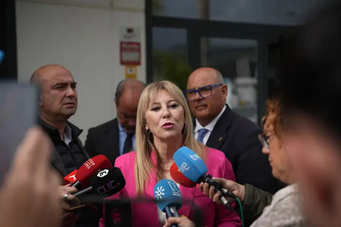 Carolina España hablando con los medios en Vélez-Málaga