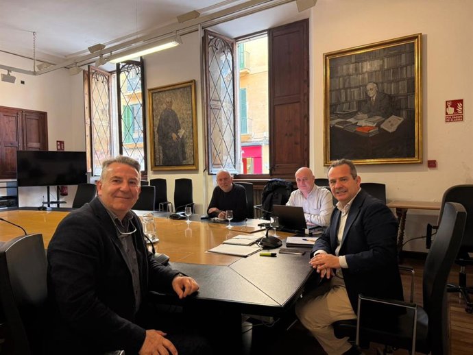 Reunión del alcalde de Santa Maria del Camí, Nicolau Canyelles, con el conseller insular de Presidencia, Antoni Fuster, para analizar el anteproyecto de ley de la Serra de Tramuntana.