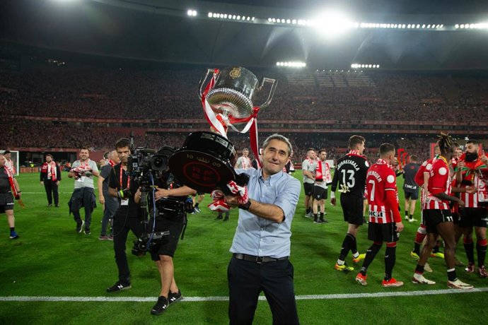 Archivo - El entrenador del Athletic Club Ernesto Valverde junto al trofeo de la Copa del Rey.