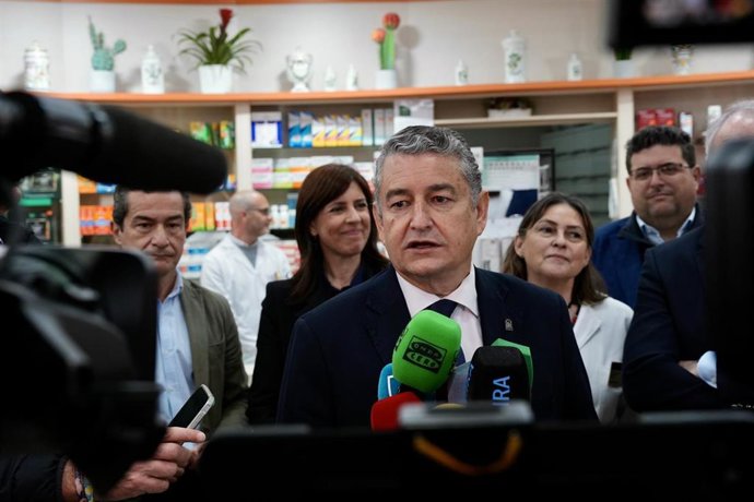 El consejero de Sanidad, Presidencia y Emergencias de la Junta de Andalucía, Antonio Sanz, en la atención a medios con motivo de la presentación de la tarjeta sanitaria virtual.