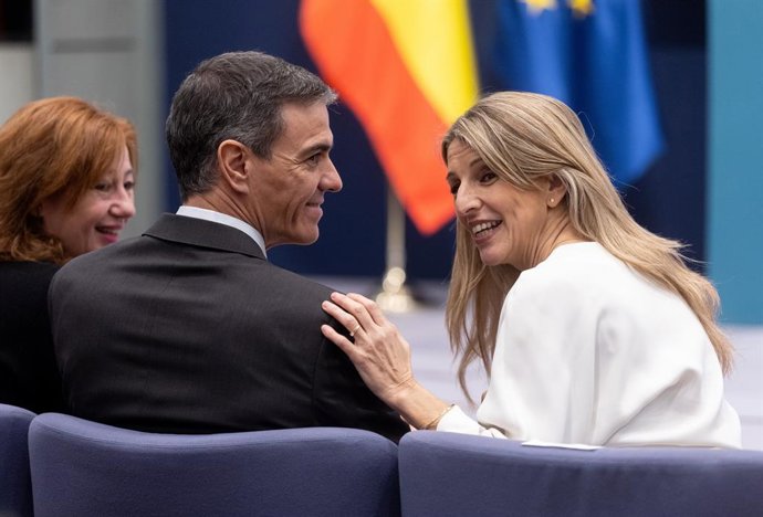 Archivo - Arxiu.- El president del Govern, Pedro Sánchez,  i la vicepresidenta segona i ministra de Treball i Economia Social, Yolanda Díaz, durant l'acte de la signatura de l'acord per a la pujada del salari mínim interprofessional (SMI) per al 2026, en 
