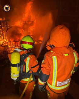 Bombeiros trabalham na queima de 2026
