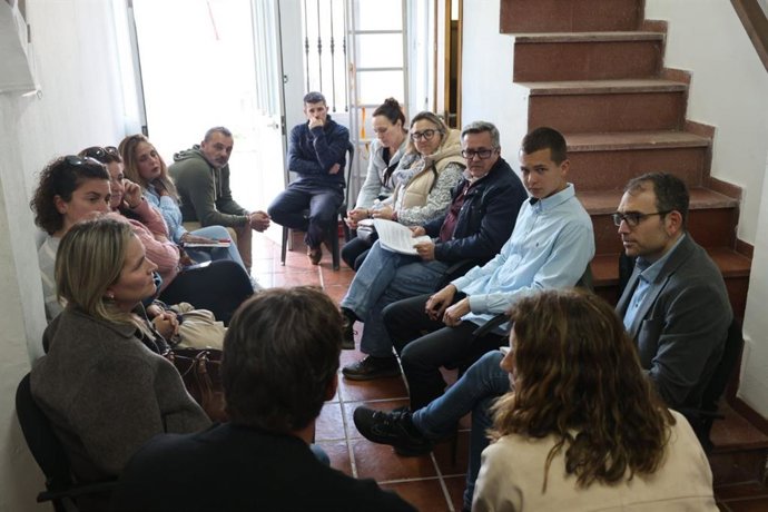 El diputado en el Congreso, Toni Valero, y el candidato de Por Andalucía, Ernesto Alba,reunidos con el AMPA del IES Las Viñas de Manilva (Málaga).