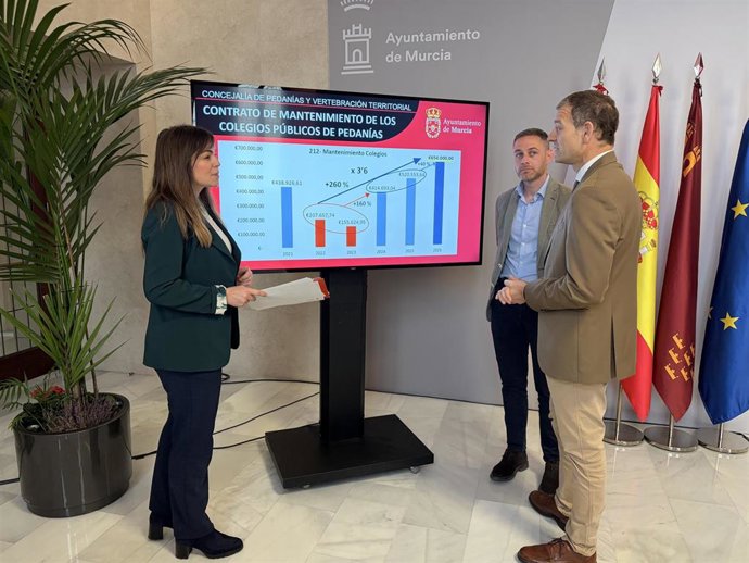 Archivo - La viceportavoz del equipo de Gobierno del Ayuntamiento de Murcia, Rebeca Pérez, junto a los ediles Miguel Ángel Noguera y Marco Antonio Fernández