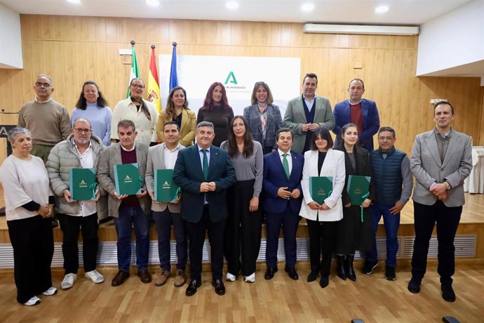 Entrega de los convenios con ayuntamientos que amplían la oferta de plazas para personas mayores en situación de dependencia en la provincia de Huelva.