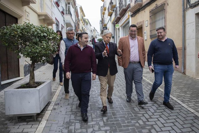 El presidente de la Diputación de Córdoba, Salvador Fuentes (centro), en su visita a Monturque.