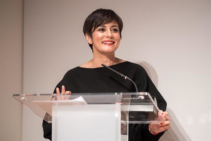 La ministra de Vivienda y Agenda Urbana, Isabel Rodríguez, interviene durante el acto de toma de posesión del nuevo equipo de Gobierno del Consejo Superior de los Colegios de Arquitectos de España, a 18 de febrero de 2026, en Madrid (España). Marta Vall-l