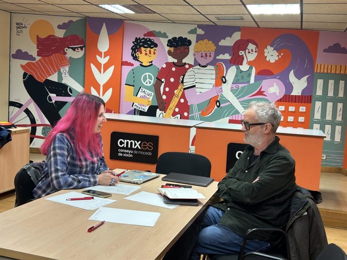 La presidenta d’Iniciativa pol Asturianu, Arantza Margolles, con Rafael Cofiño, diputáu nel Congresu del Grupu Parllamentariu Plurinacional Sumar