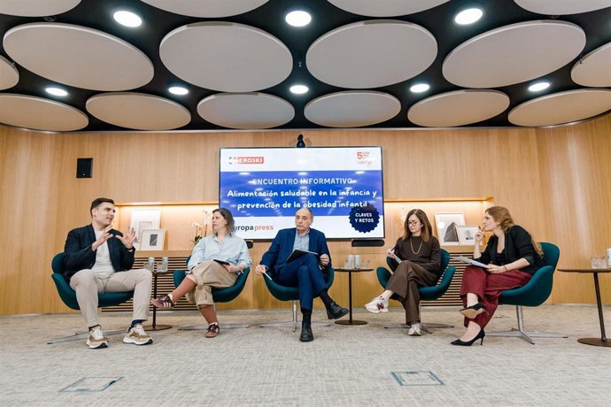 El divulgador sobre ciencia y tecnología de alimentos, Mario Sánchez, la investigadora de GOe Tech (BCC-GOe), Cecilia Galbete, el director general de la Fundación Eroski, Alejandro Martínez, y la subdirectora general de Nutrición de la Agencia Española de