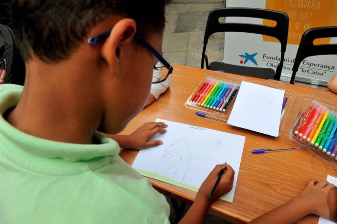 Archivo - Obra Social 'la Caixa' refuerzo educativo a niños en riesgo de exclusión