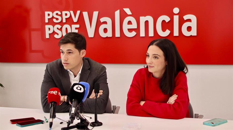 El portavoz del PSPV-PSOE en el Ayuntamiento de València, Borja Sanjuan, y la edil de esta formación Nuria Llopis en la rueda de prensa ofrecida para hacer balance de las Fallas 2026.
