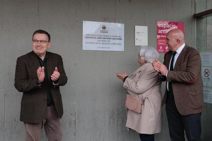 El alcalde de Valladolid, Jesús Julio Carnero (a la derecha), junto a familiares del científico José Antonio Valverde ante la placa que da el nombre de éste al Centro Cívico Zona Este.