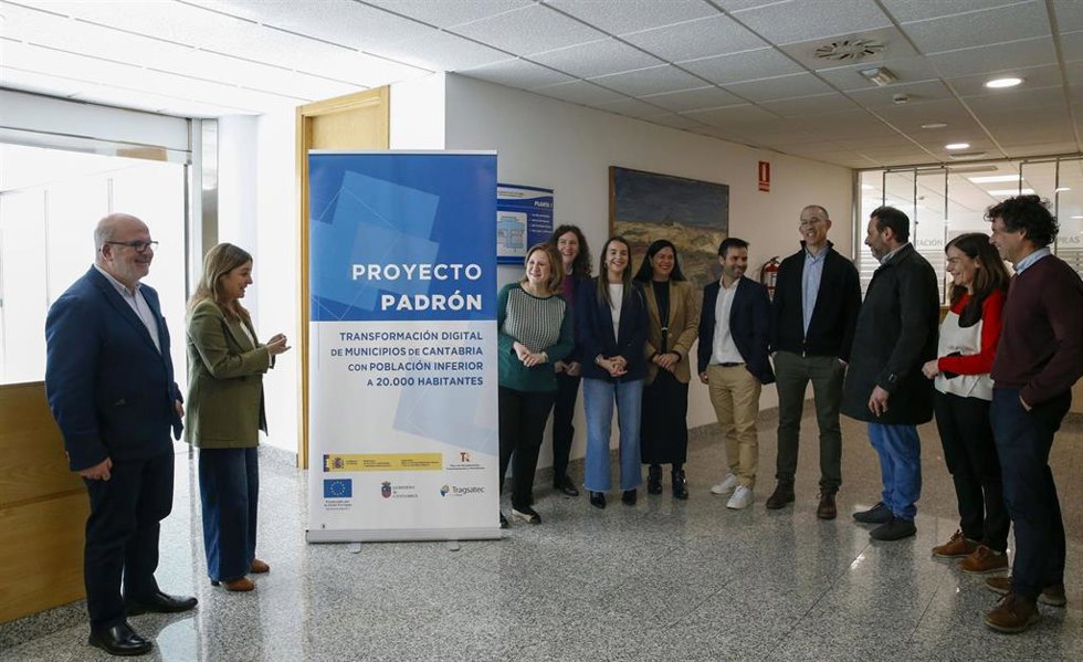 La directora general de Administración Local, Marta González, se reúne con Dirección General de Administración Local sobre el padrón.