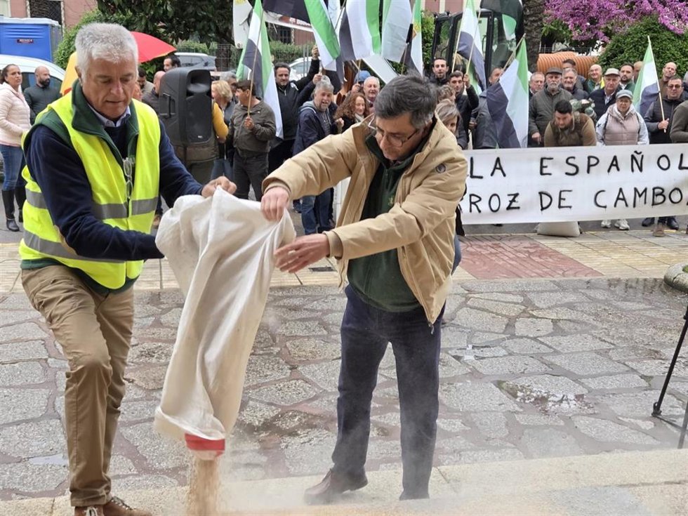 Dirigentes sindicales vierten un saco de arroz ante la Delegación del Gobierno en Badajoz