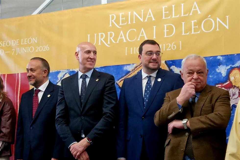 El presidente del Principado de Asturias, Adrián Barbón (centro derecha), junto al alcalde de León, José Antonio Diez (a su izquierda), en el Museo de León, durante el acto de inauguración oficial de la exposición Reina Ella. Urraca I de León.