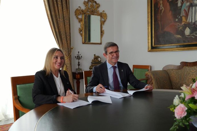 El consejero de Industria, y presidente de la ADA, Jorge Paradela, y la alcaldesa de Granada, Marifrán Carazo, han suscrito un protocolo de actuación para reforzar la colaboración institucional en el impulso de la transformación digital de la ciudad.