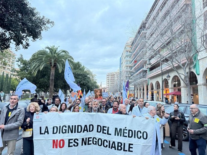 Manifestación de los médicos en la segunda semana de huelga contra el Estatuto Marco.