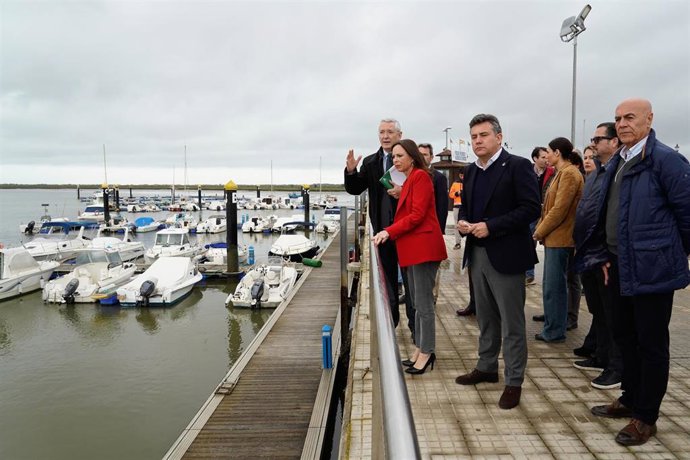 Visita de la consejera de Fomento, Articulación del Territorio y Vivienda, Rocío Díaz, al puerto de El Terrón, en Lepe (Huelva).