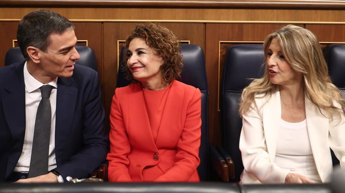 Archivo - El presidente del Gobierno, Pedro Sánchez, la vicepresidenta primera del Gobierno y ministra de Hacienda, María Jesús Montero, y la vicepresidenta segunda del Gobierno y ministra de Trabajo, Yolanda Díaz, en una sesión de control al Gobierno, en