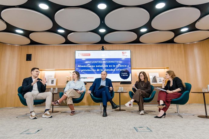 El divulgador sobre ciencia y tecnología de alimentos, Mario Sánchez, la investigadora de GOe Tech (BCC-GOe), Cecilia Galbete, el director general de la Fundación Eroski, Alejandro Martínez, y la subdirectora general de Nutrición de la Agencia Española de