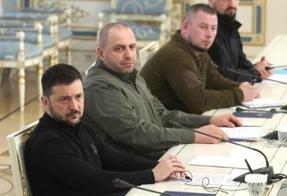 Archivo - January 14, 2025, Kyiv, Ukraine: KYIV, UKRAINE - JANUARY 14, 2025 - President of Ukraine Volodymyr Zelenskyy and Minister of Defense of Ukraine Rustem Umerov (L to R) are pictured during the meeting with German Defense Minister Boris Pistorius, 