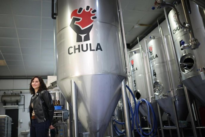 La presidenta de la Comunidad de Madrid, Isabel Díaz Ayuso, visita la fábrica de Cervezas Chula, a 20 de marzo de 2026, en Rivas-Vaciamadrid, Madrid (España). 