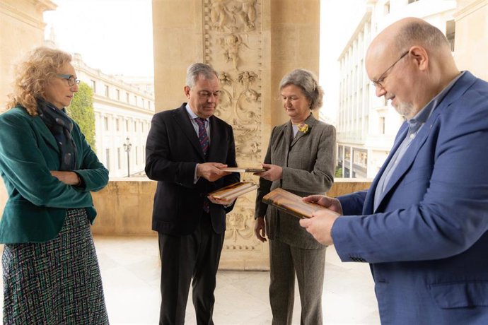 El alcalde de Sevilla, José Luis Sanz, entrega los primeros ejemplares de la reedición de 'La boda del Emperador' de Juan de Mata Carriazo.