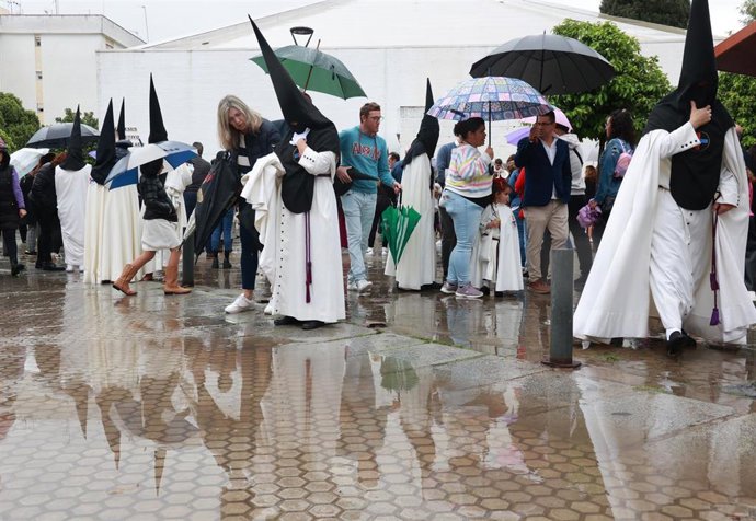 Archivo - Imagen de archivo de nazarenos en un día de lluvia.